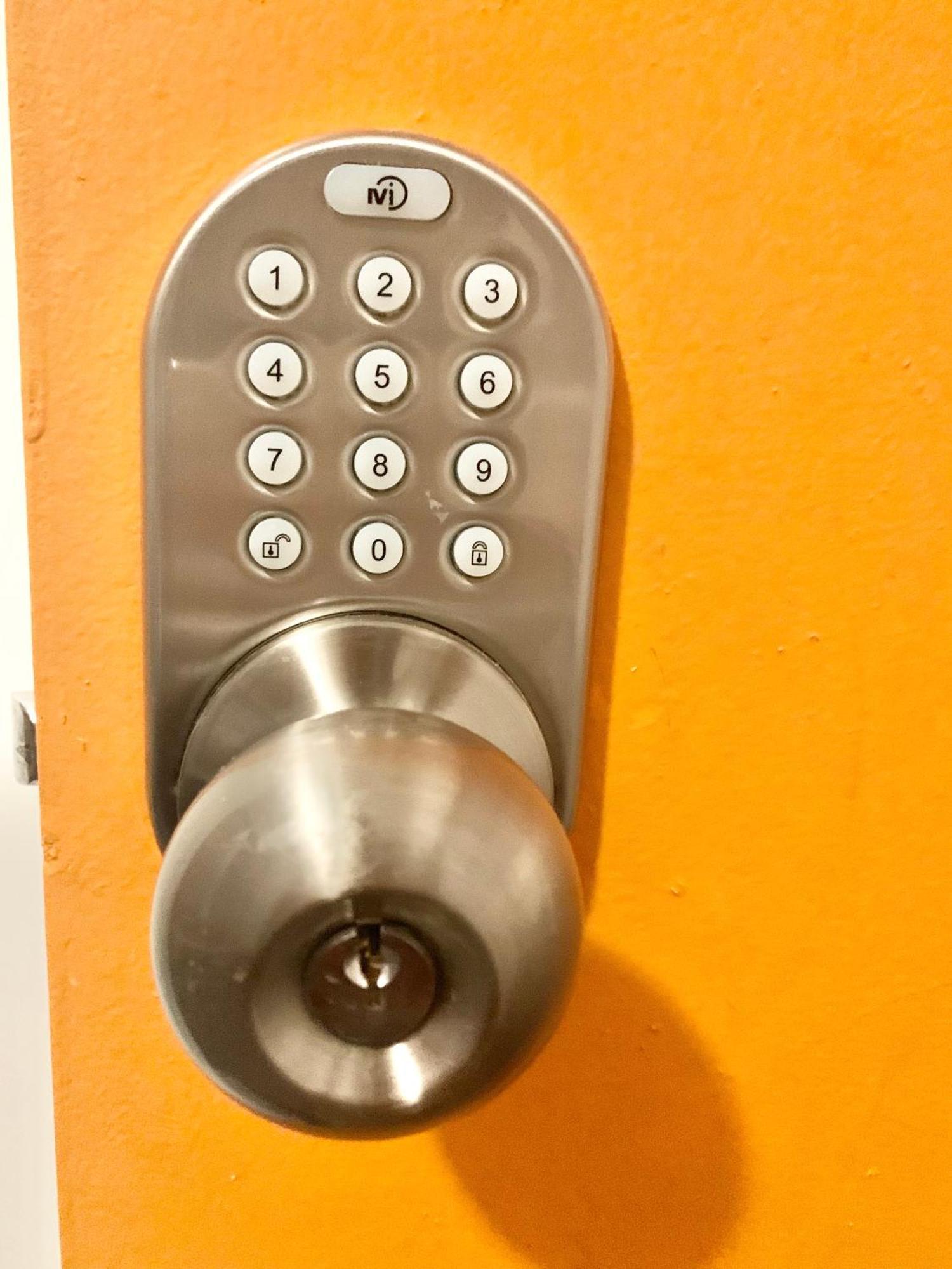 Women Only Rooms - Men Only Rooms - Free Wifi - Coffee Parking - Lockers Miami Exteriér fotografie